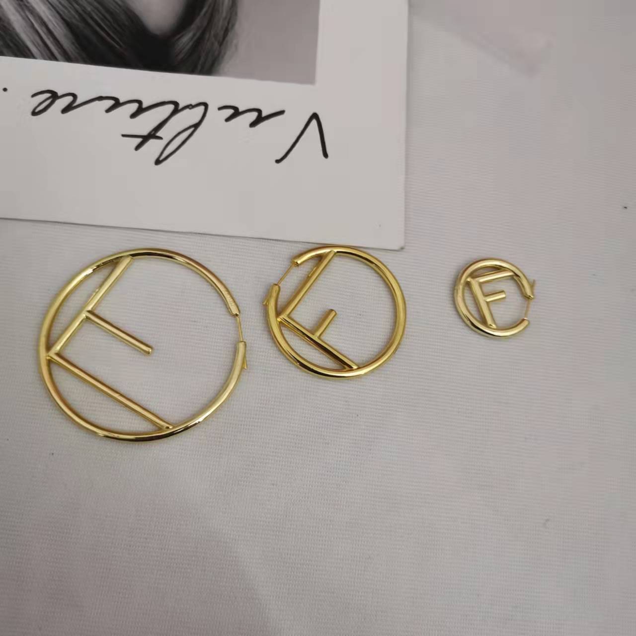 芬家F字母耳圈光身镀金银针迪耳环经典时尚港风气质银针ins风耳环