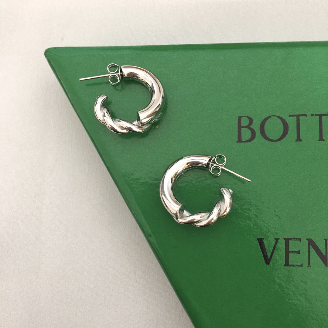 BV家新款几何形麻花扭绳耳钉女高级感简约INS风C形拼接耳环批发
