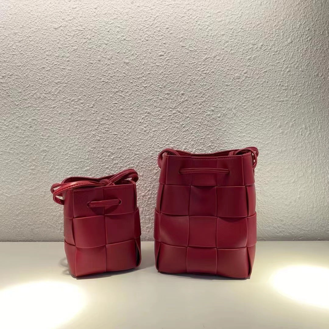 2023手拎休闲单肩包纯色手提包女包抽绳编织菜篮子水桶包轻奢风