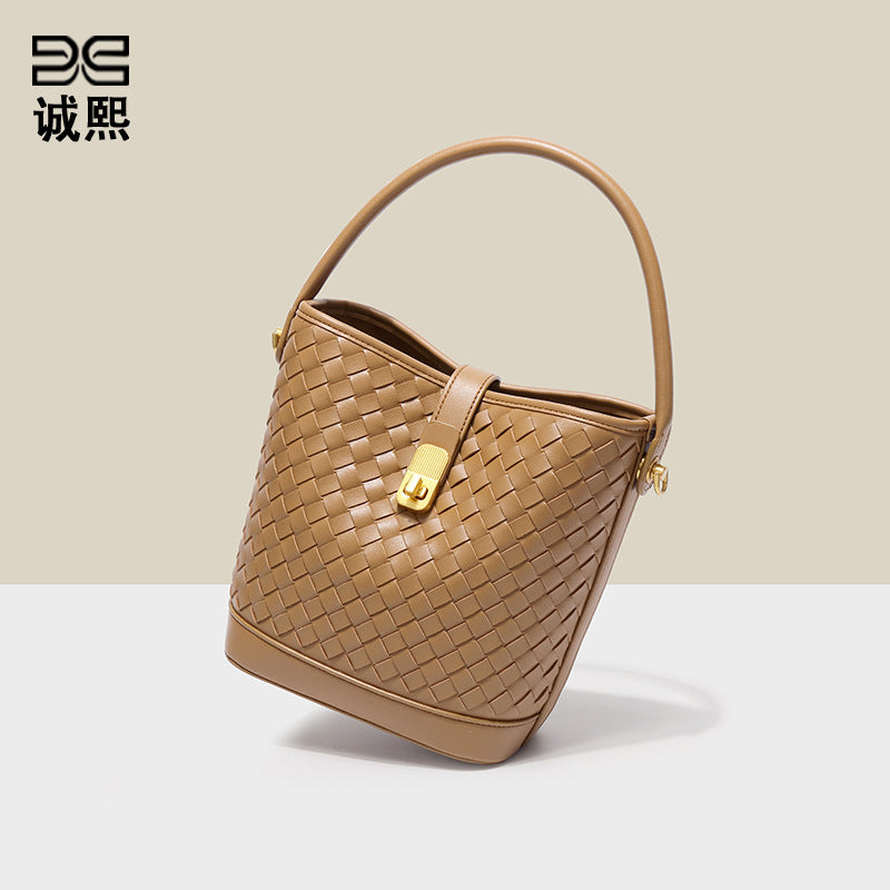 新款夏季水桶包时尚休闲百搭手工编织包通勤大容量手提单肩斜跨包