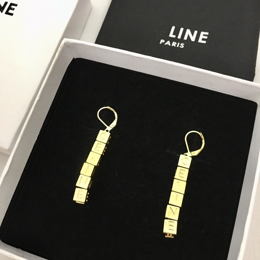 赛林家新款方块字母耳环女高级感个性气质骰子吊坠CEL风珐琅耳扣