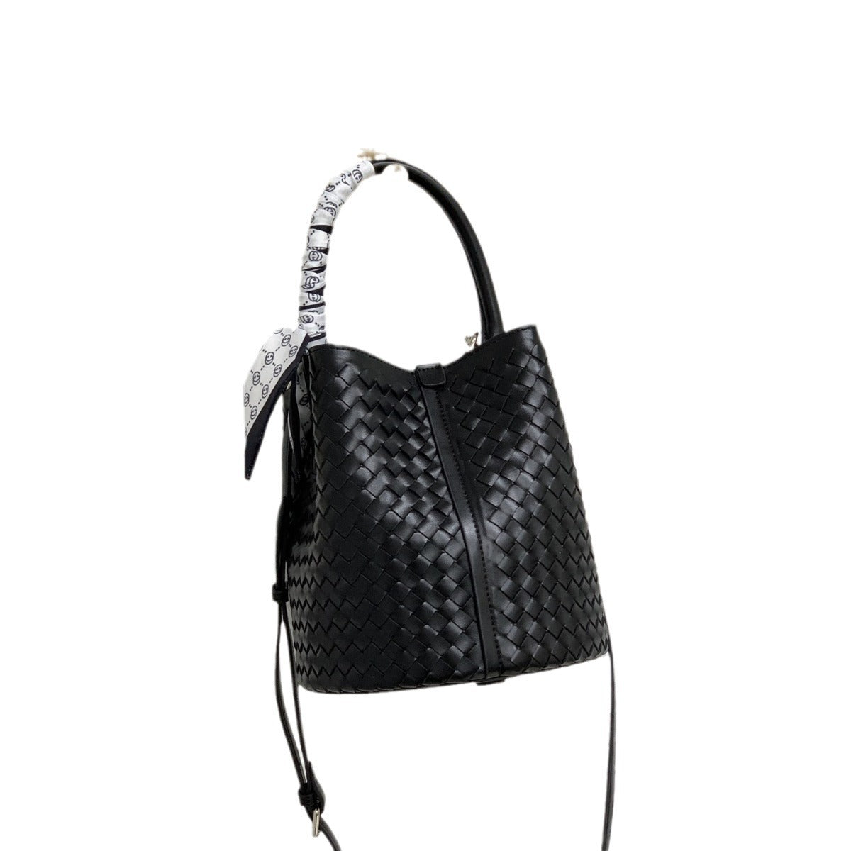 编织牛皮水桶包女斜挎包大容量高级感真皮菜篮子手提包女通勤单肩