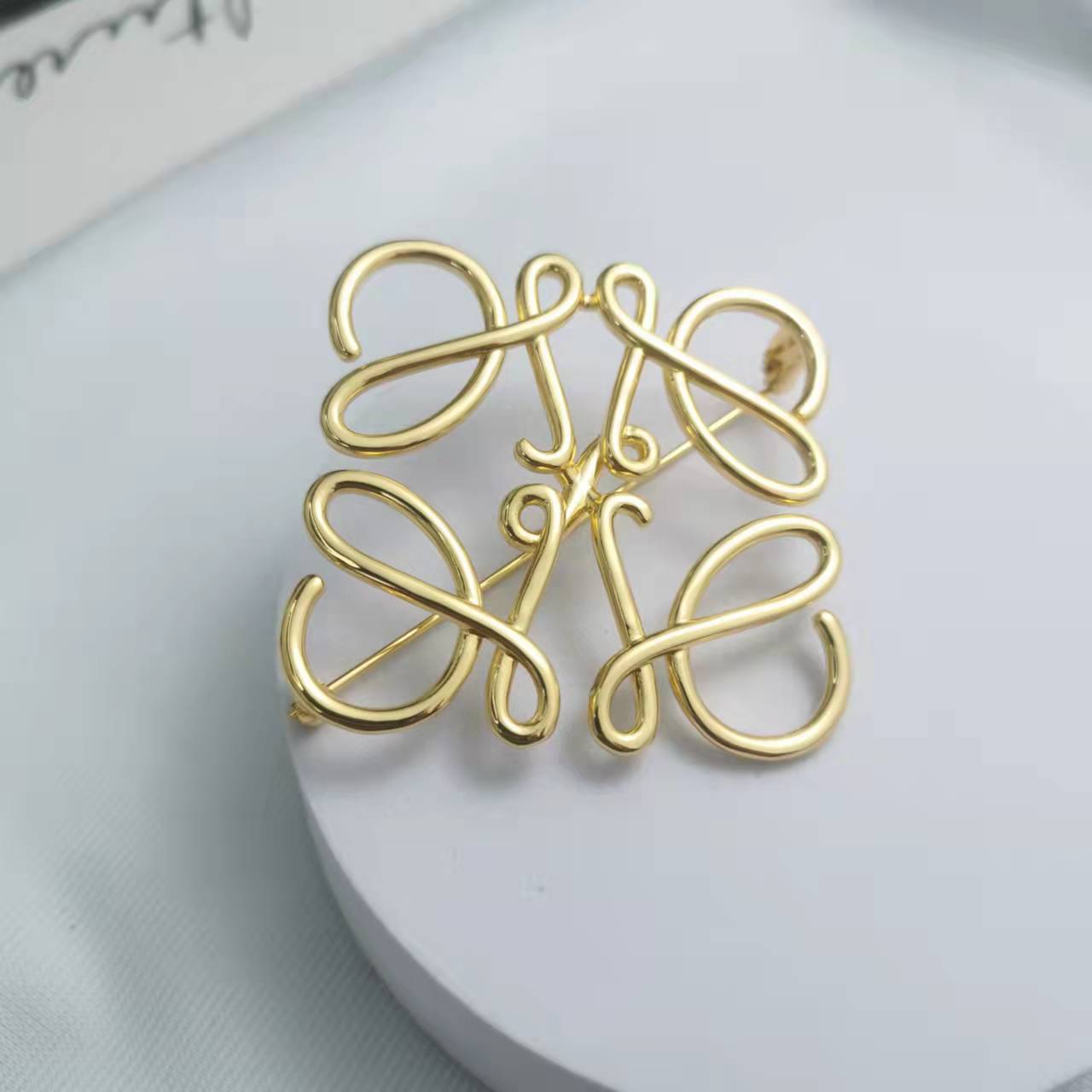 罗家21新款几何形镂空logo胸针女高级感气质欧美金色高档装饰别针