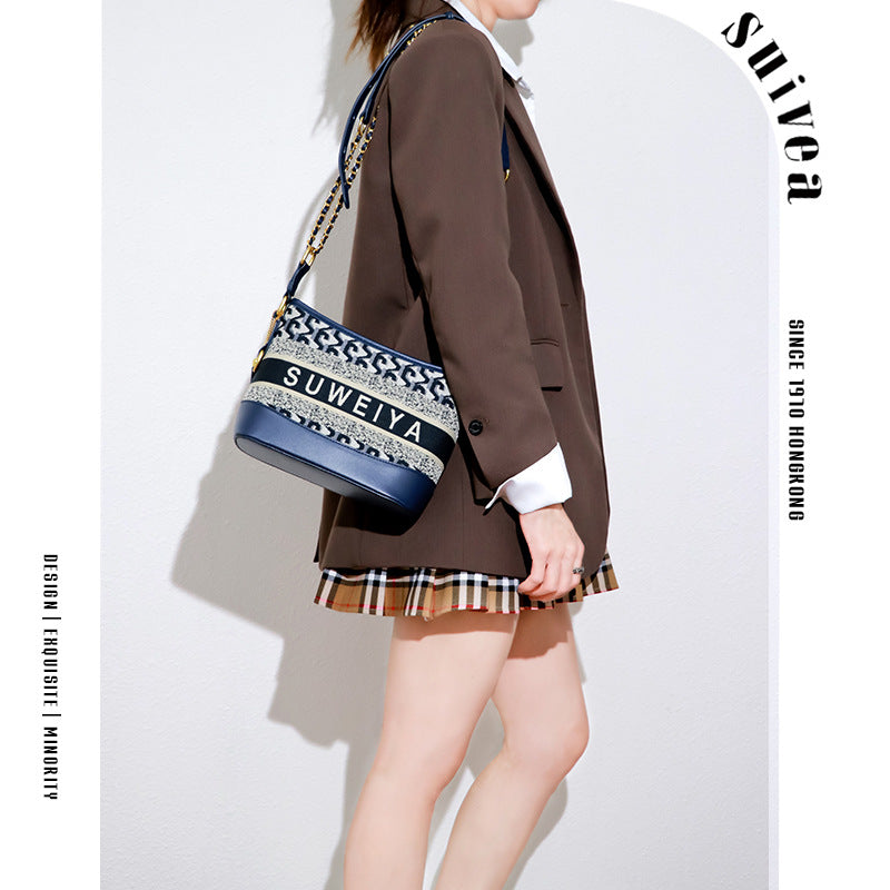 流浪包2025新款休闲女包针织刺绣字母斜跨包欧美时尚女士单肩包包