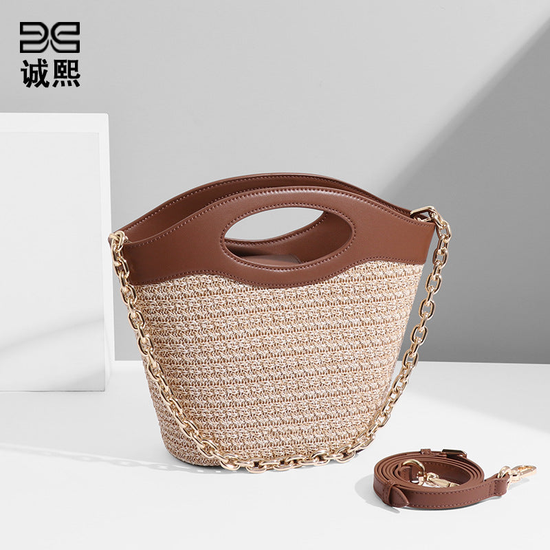 2025新款春夏流行假日沙滩包女撞色斜挎包质感手提水桶编织草编包
