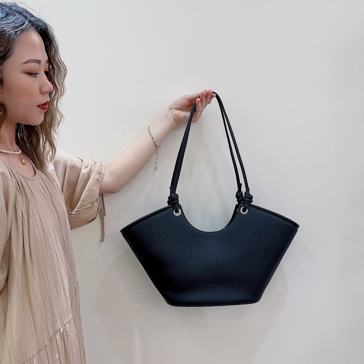 百搭真皮菜篮子通勤 合适游玩个性简约款ins单肩腋下大包无痕代发