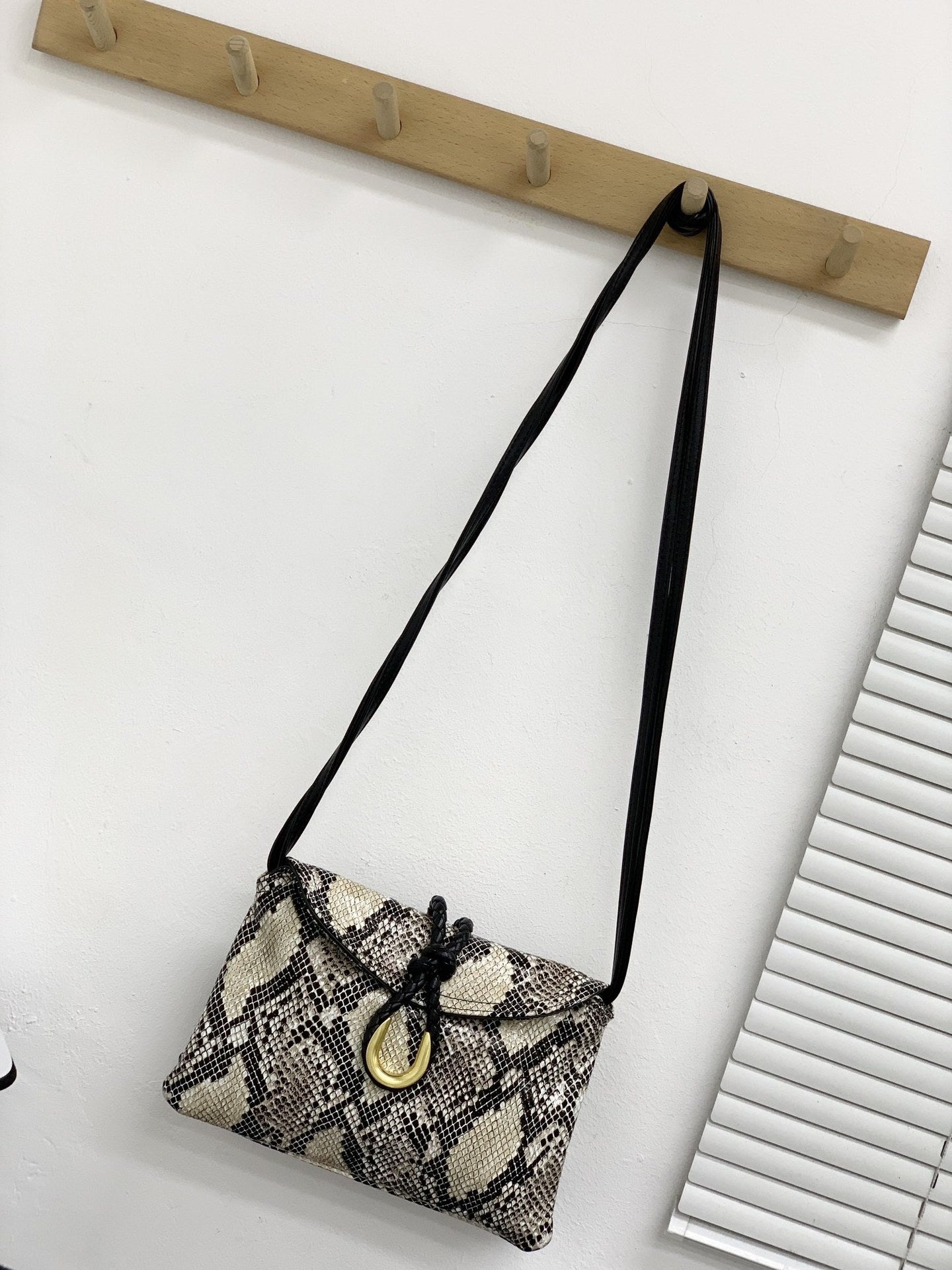 24新款植鞣牛皮编织绳扣女包单肩斜挎包高级质感女手拿腋下包包