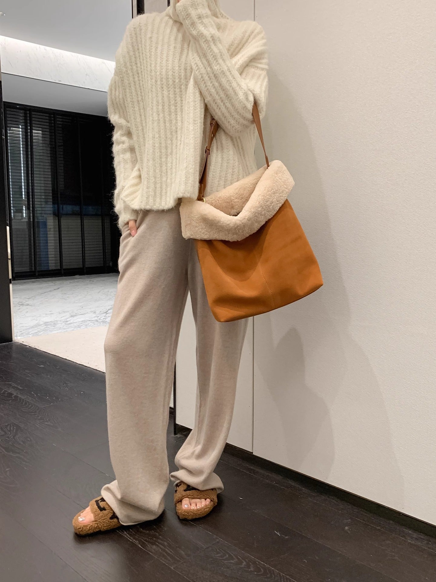 真羊羔毛水桶包包2023新款轻奢女包斜挎单肩腋下手提大容量真皮包