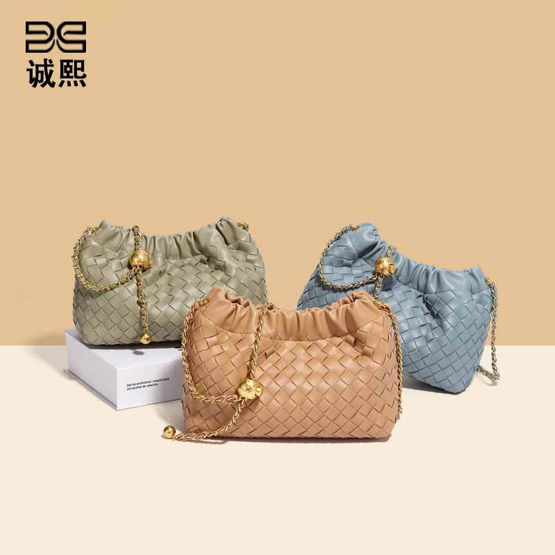 轻奢定制小众云朵包皱褶编织百搭斜挎包仙女纯色链条小金球单肩包