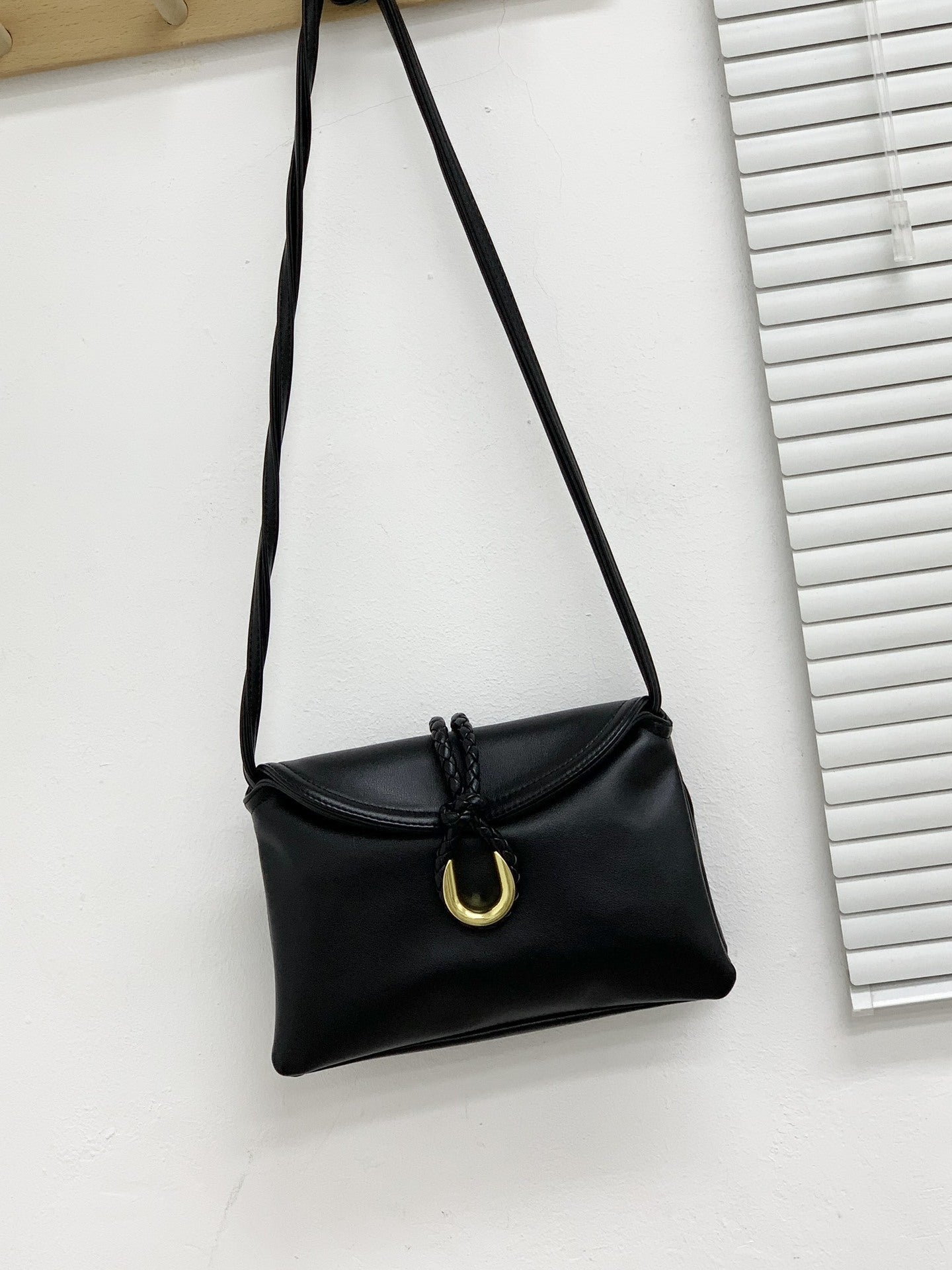 24新款植鞣牛皮编织绳扣女包单肩斜挎包高级质感女手拿腋下包包