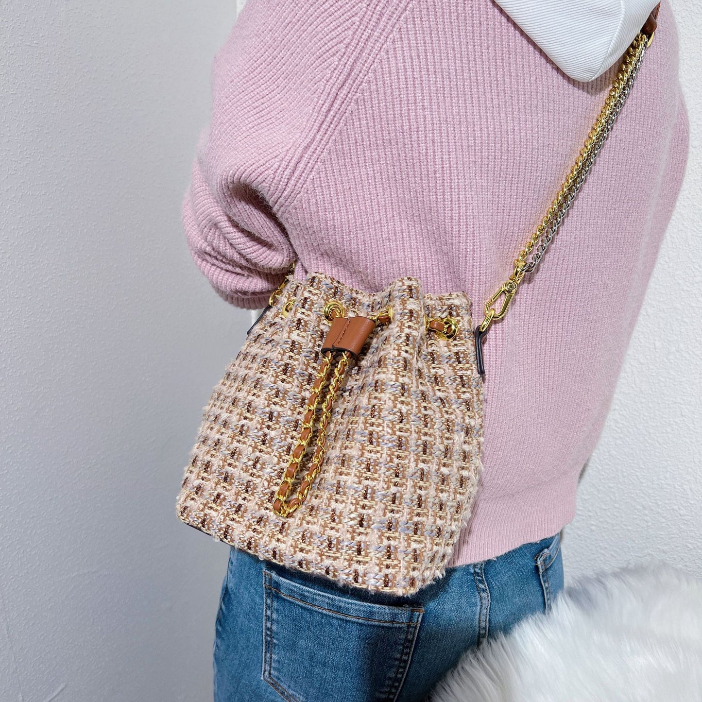 2024秋冬新品时尚复古呢子水桶包抽绳双色链条包单肩斜跨女包包潮