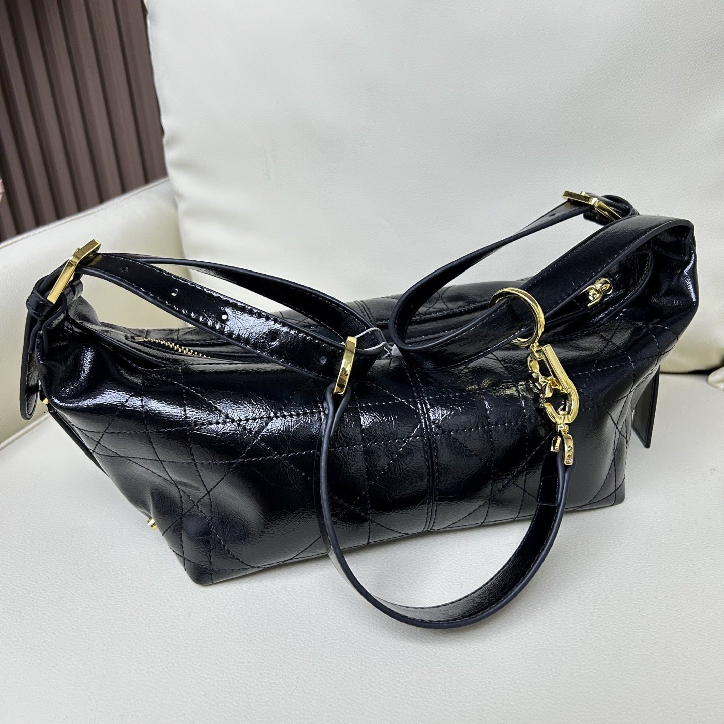 2025新款头层牛皮平纹爆裂纹饺子包油蜡松弛慵懒百搭休闲饭盒包女