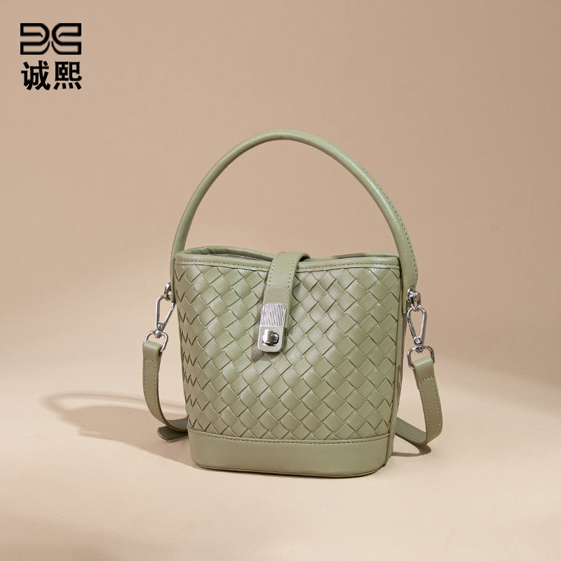 韩版简约潮流纯色手拎水桶包休闲百搭单肩斜跨包时尚ins编织女包