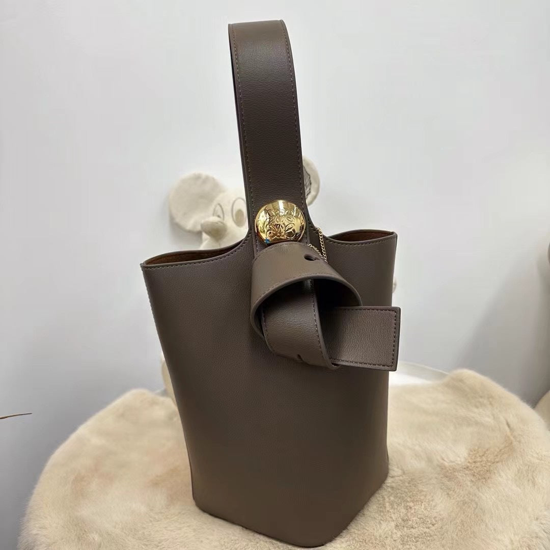 女包包复古2023新款时尚韩版女复古风秋冬潮包大容量港风学生大包