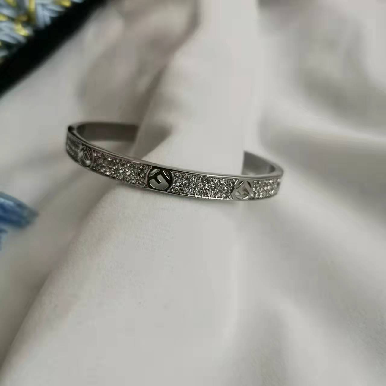 芬家21新款F字母满钻手镯女高级感气质镀金轻奢风几何形开口手环