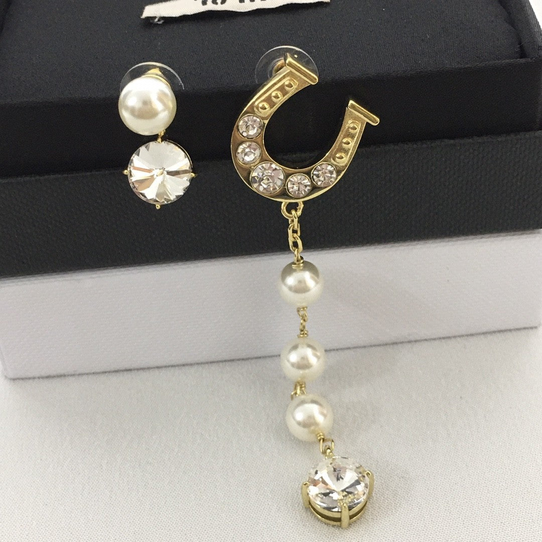 缪家新款U字母珍珠耳钉马蹄扣高级感ab款耳环镶钻长款不对称耳钉