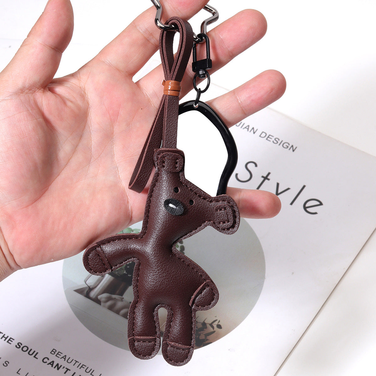 跨境热销包包挂件现货代发PU皮革歪脖子小熊挂件亚克力镜子包挂