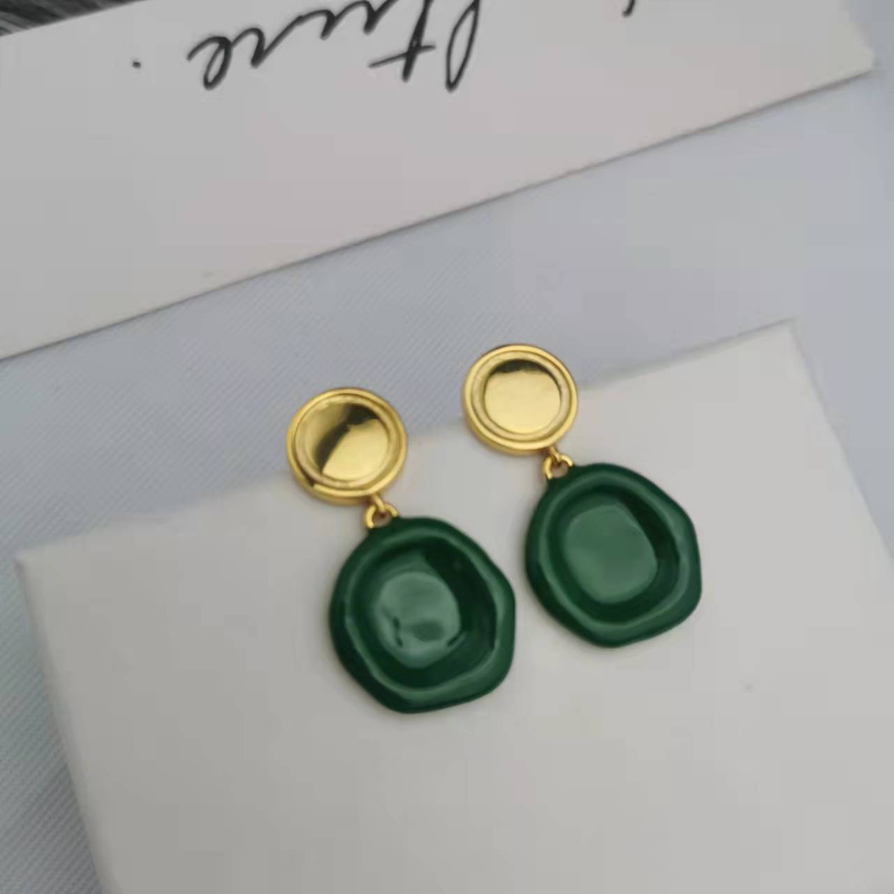 BV家21新款几何形绿色圆牌耳钉女高级感气质欧美风光面珐琅耳环