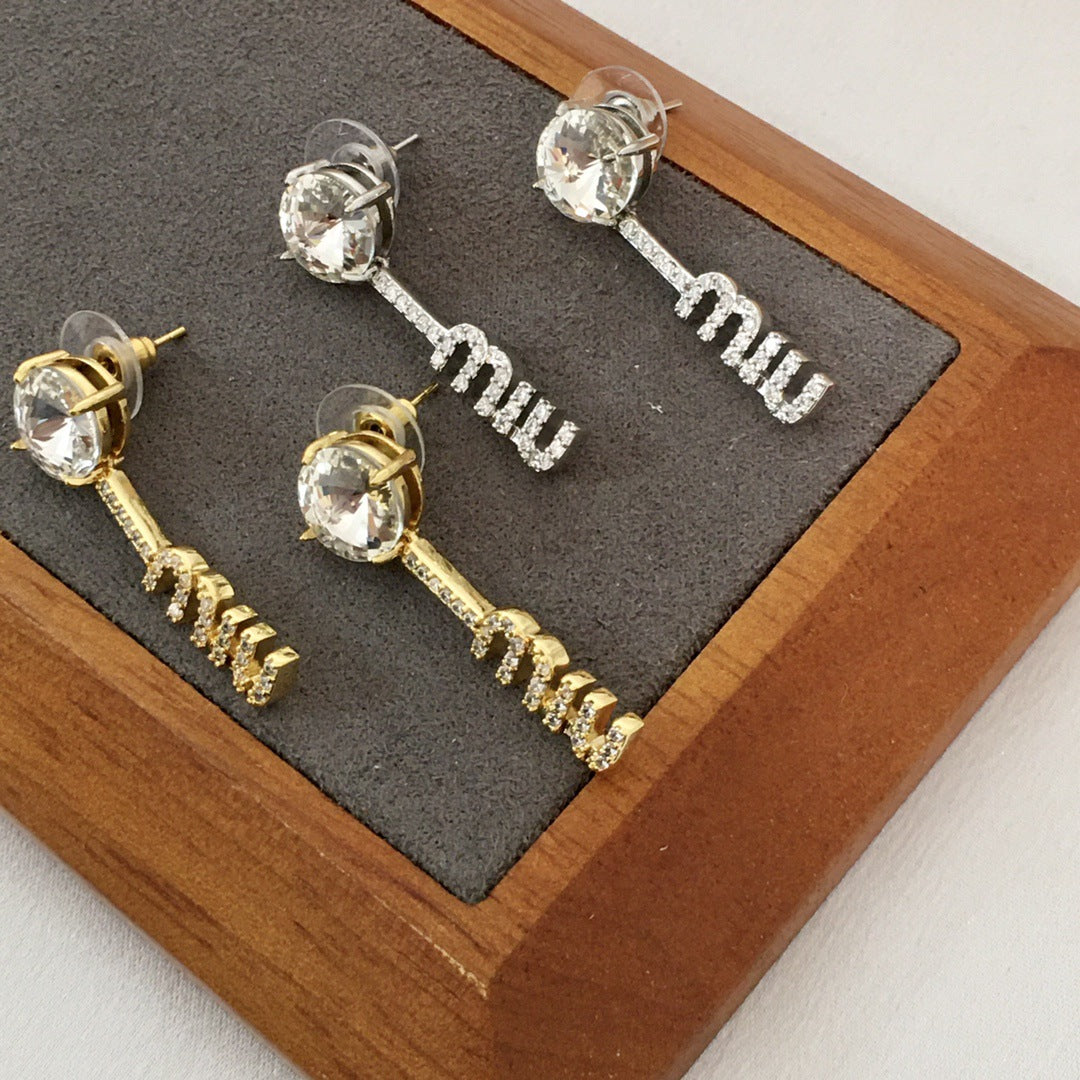 缪加新款MIU字母满钻耳钉女高级感个性气质黄铜K9卫星水钻耳环