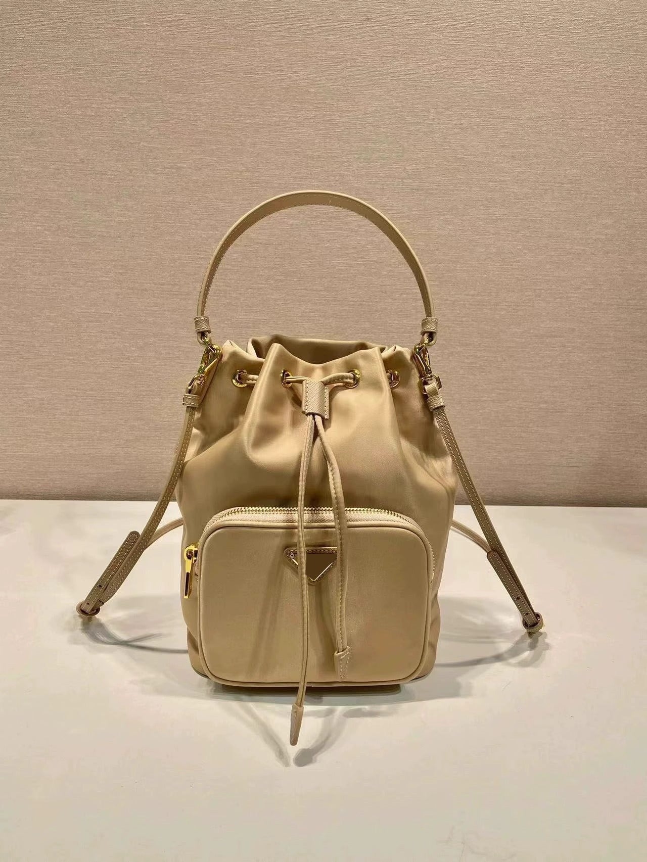 25新款进口防水尼龙抽绳水桶包P家简约时尚大容量手提单肩腋下包