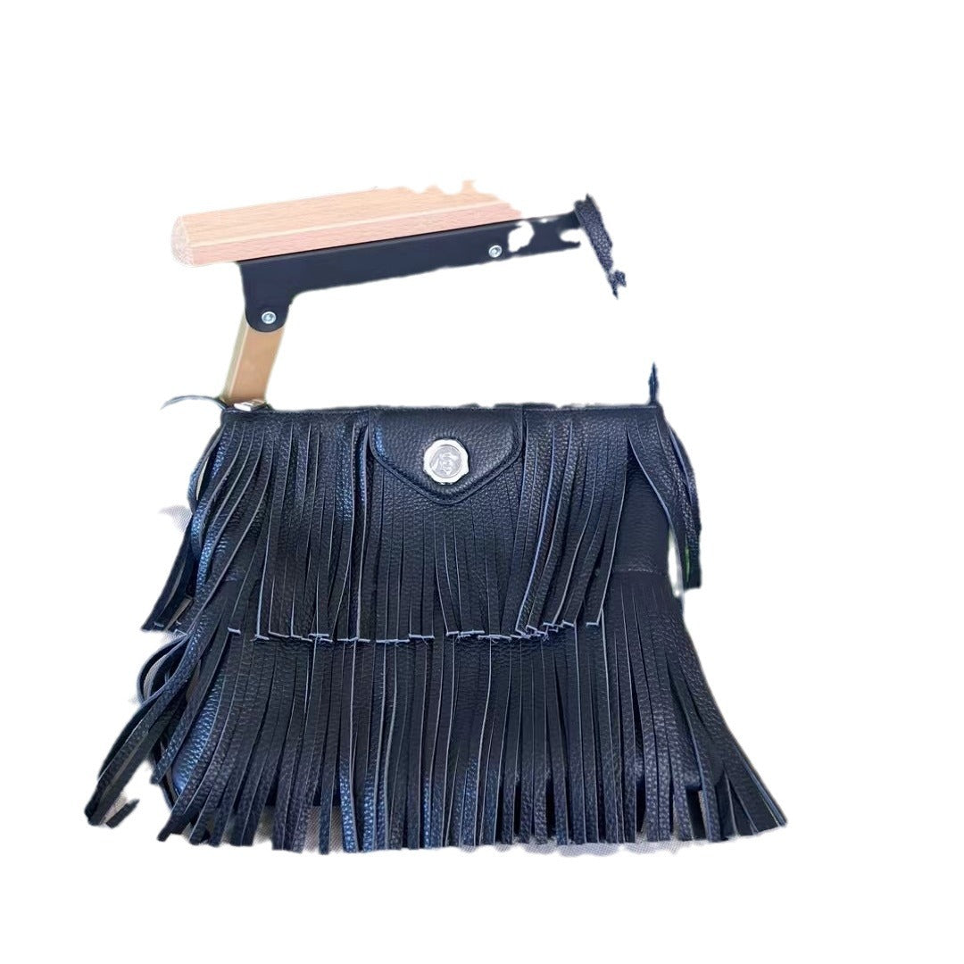 今年流行包包女2023新款潮百搭质感复古流苏包女斜挎包小众设计感