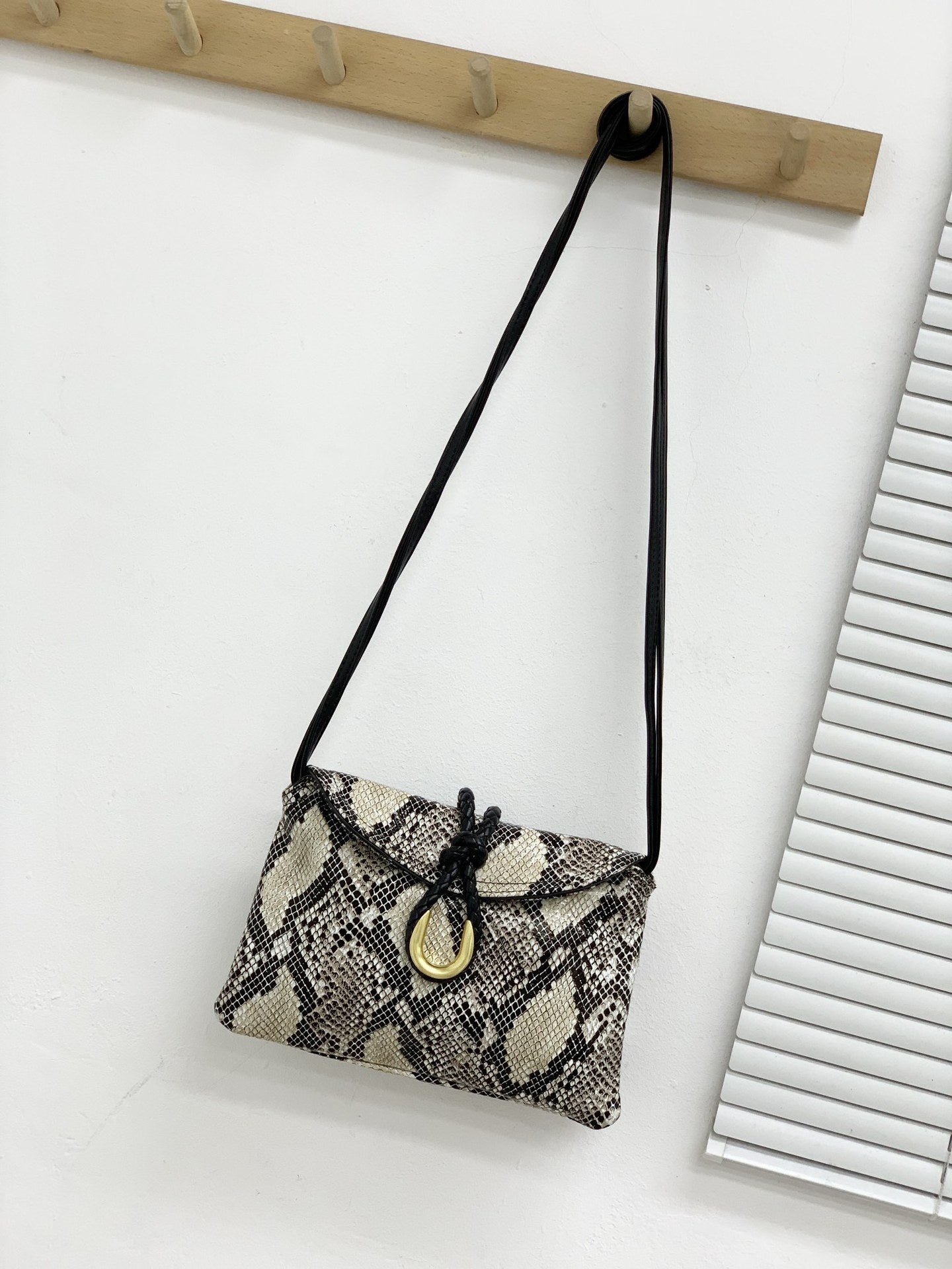 24新款植鞣牛皮编织绳扣女包单肩斜挎包高级质感女手拿腋下包包