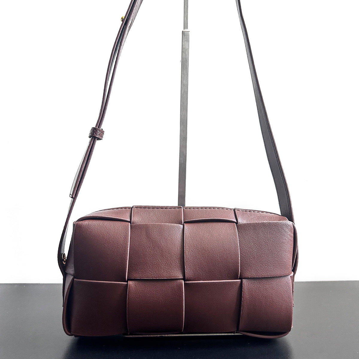 高级感包包女春夏百搭2023新款时尚单肩斜挎包流行爆款编织枕头包