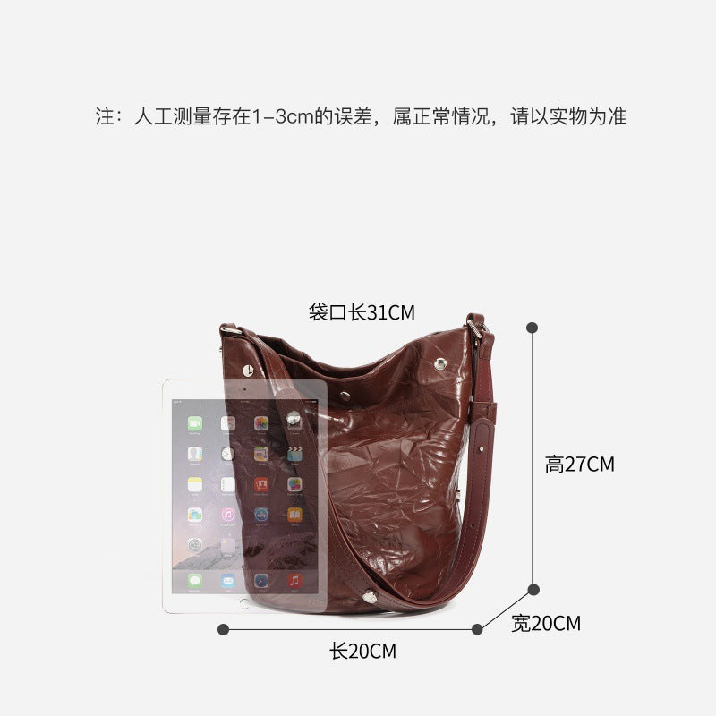 褶皱牛皮大容量水桶包通勤斜跨包单肩包潮流休闲复古真皮女包代发