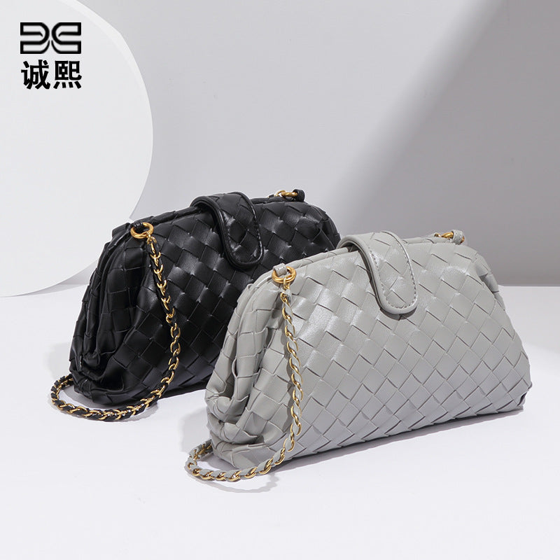 2025新款手工编织手拿包个性云朵包时尚单肩斜挎女链条夹子贝壳包