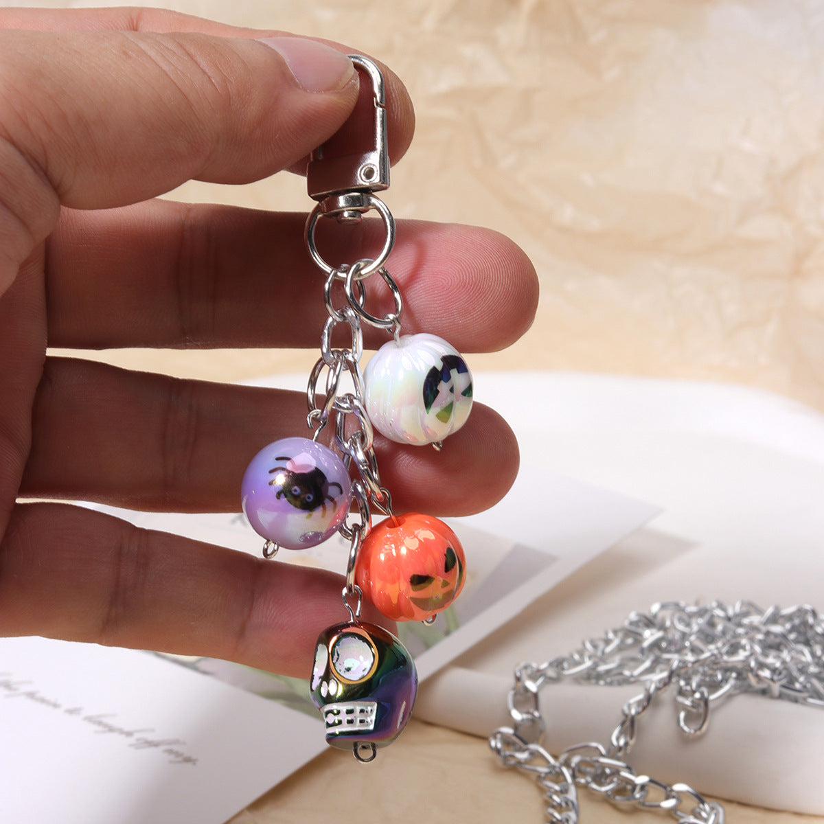 厂家直供合金铃铛链条挂件万圣节骷髅头包挂杯饰礼品挂件可混批
