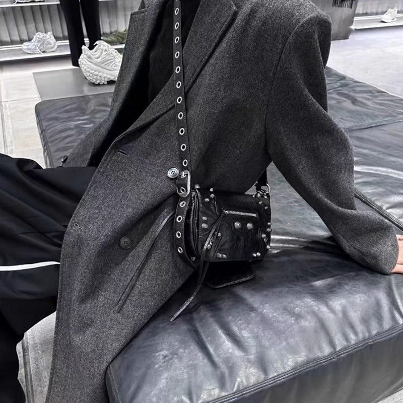 周董同款网红同款时尚暗黑机车铆钉设计方形包单肩斜挎包包中性包