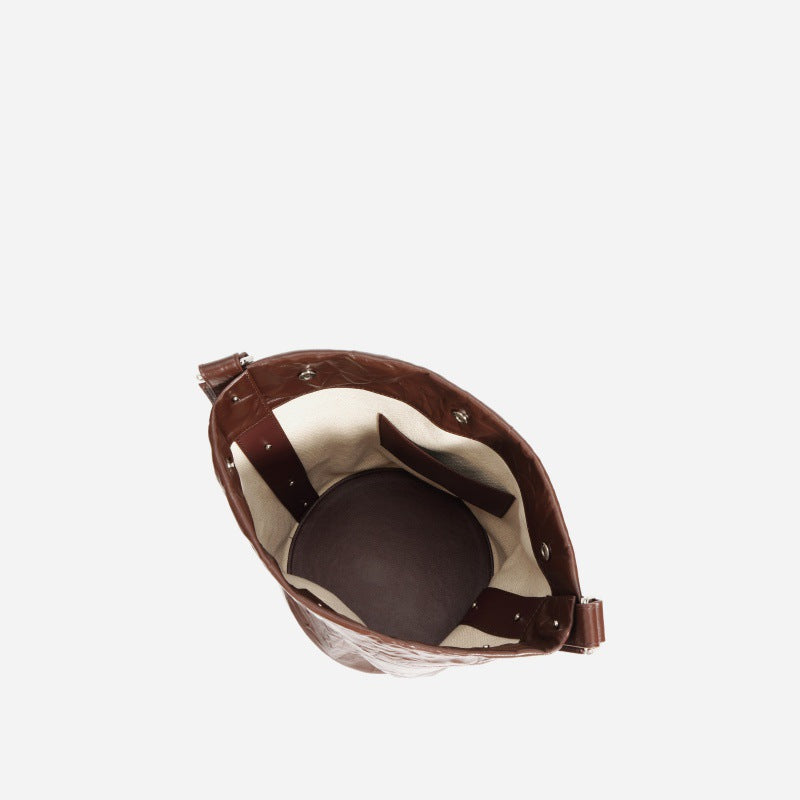 褶皱牛皮大容量水桶包通勤斜跨包单肩包潮流休闲复古真皮女包代发