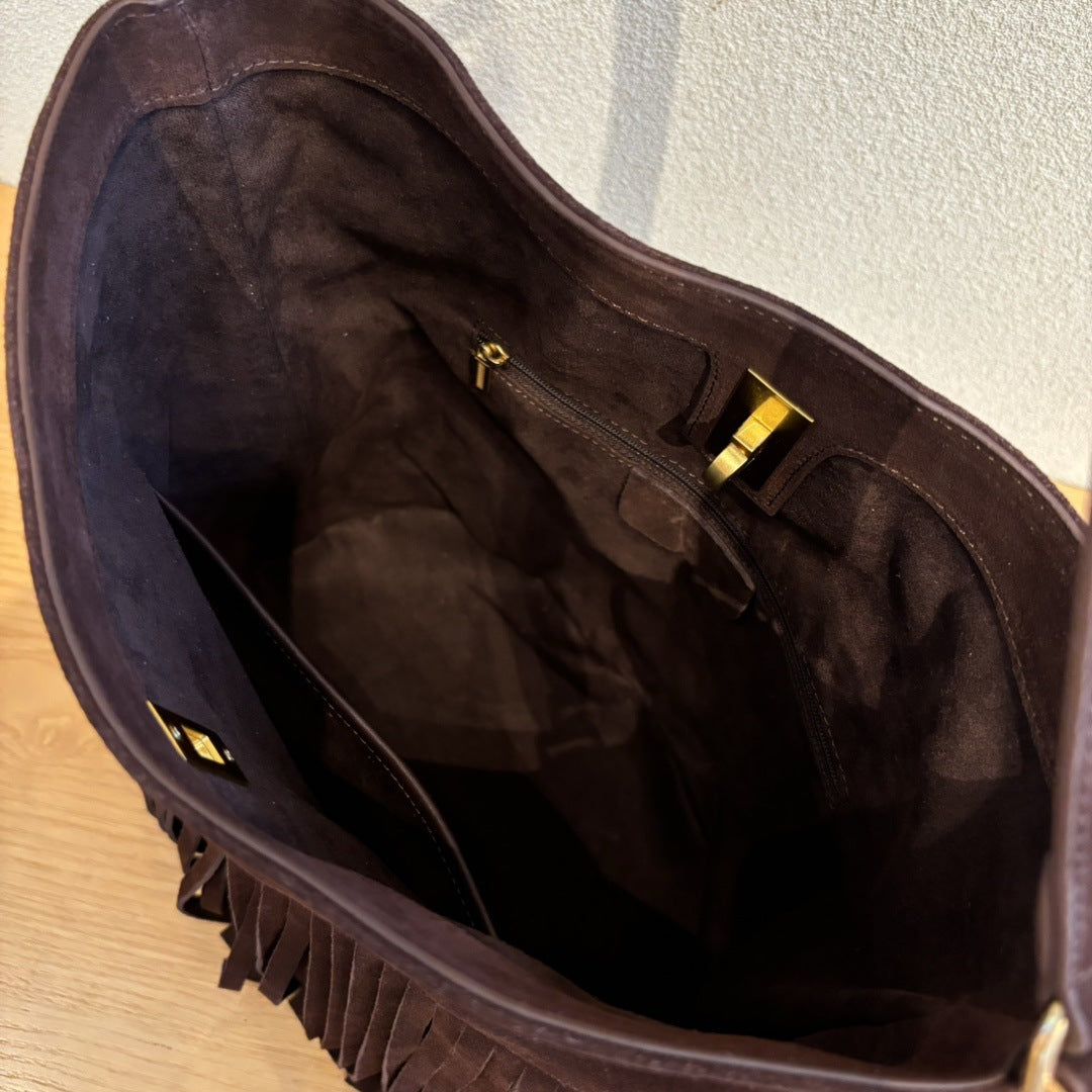 秋冬季复古麂皮绒面包包女2024新款百搭斜挎包流苏磨砂单肩水桶包