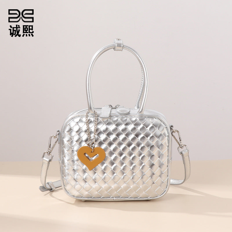 甜妹时尚斜挎女包爱心挂件手拎包化妆包轻便大容量编织单肩枕头包