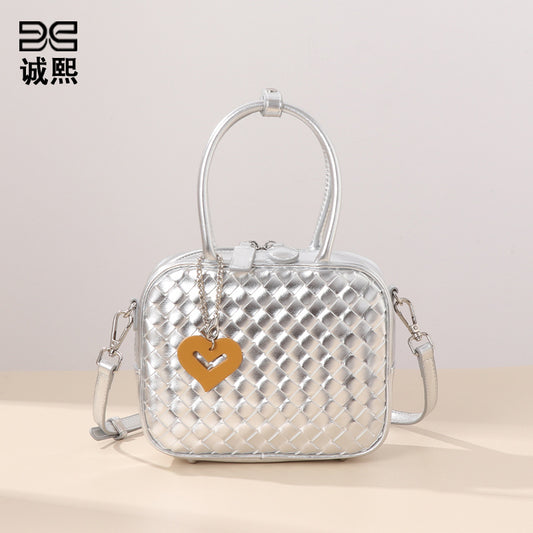 甜妹时尚斜挎女包爱心挂件手拎包化妆包轻便大容量编织单肩枕头包