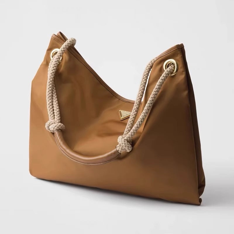 25新款进口防水尼龙抽绳水桶包P家简约时尚大容量手提单肩腋下包