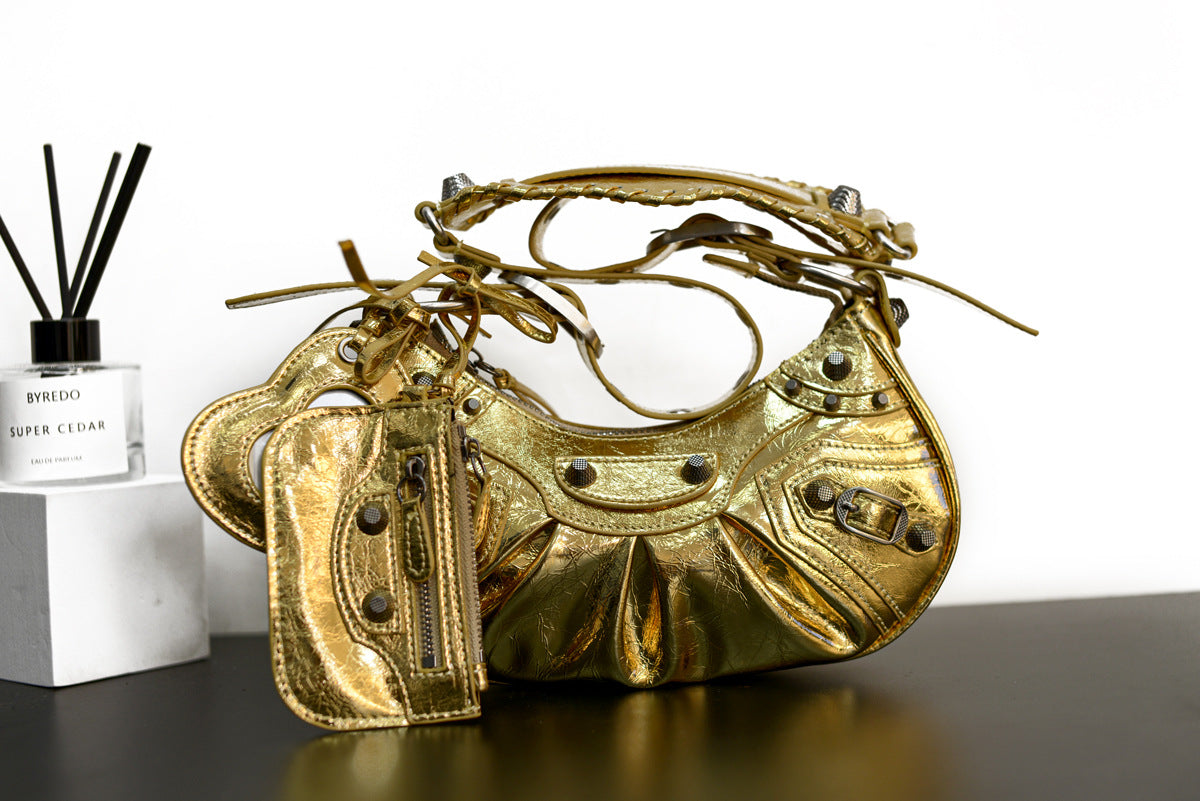 真皮包包女2022新款单肩轻奢月牙包质感法式腋下包铆钉流苏月牙褶