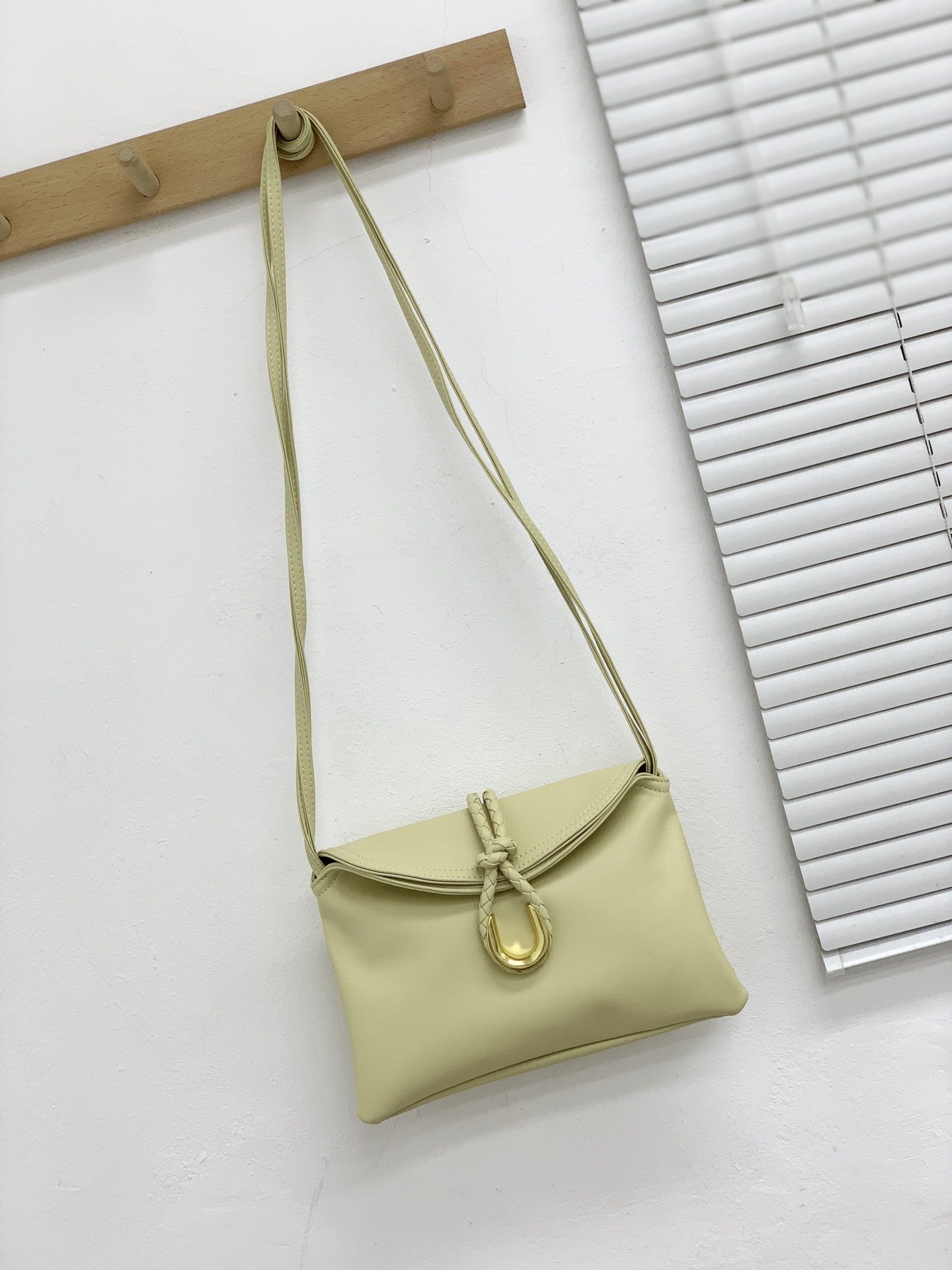 24新款植鞣牛皮编织绳扣女包单肩斜挎包高级质感女手拿腋下包包