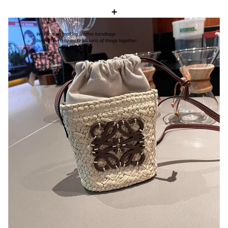 小众设计度假风草编包2023新款圆筒海边旅行斜挎编织包百搭水桶包