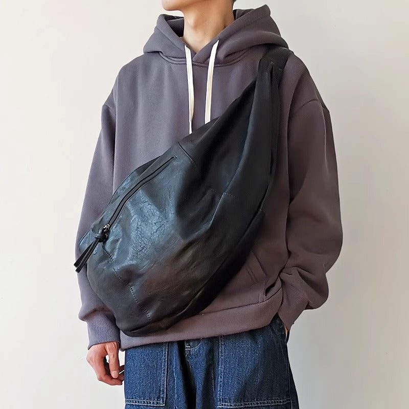 男士潮流单肩包个性休闲斜挎包大容量饺子包韩版时尚背包PU皮包酷