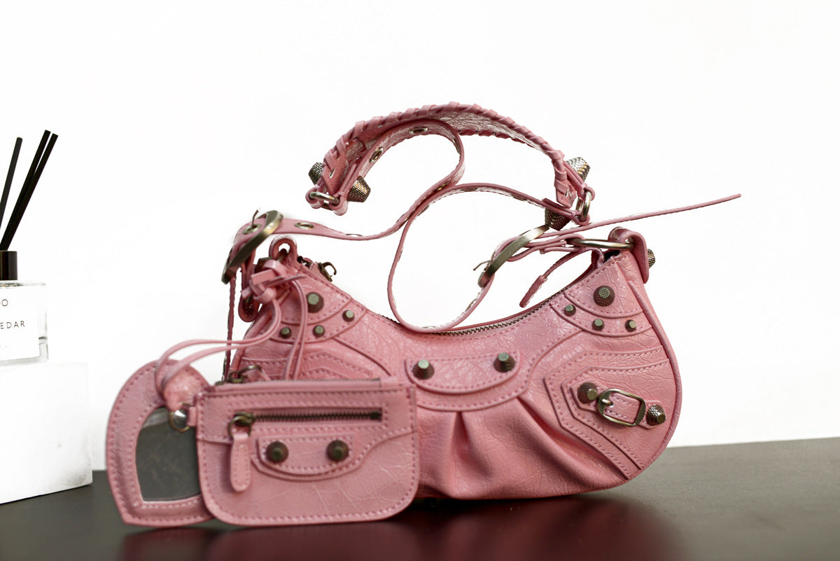 真皮包包女2022新款单肩轻奢月牙包质感法式腋下包铆钉流苏月牙褶