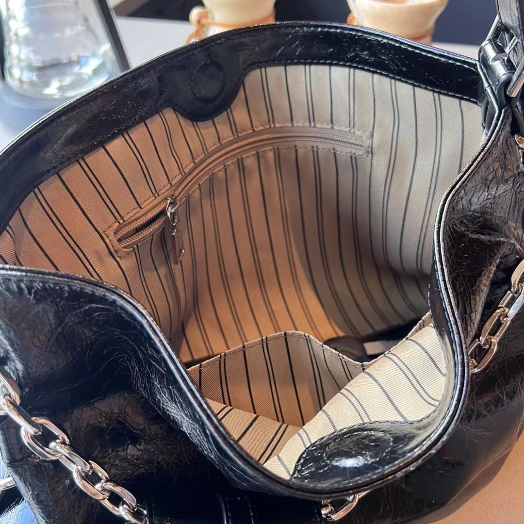 质感牛皮托特包女大容量机车包黑色通勤大包包斜挎单肩水桶包真皮