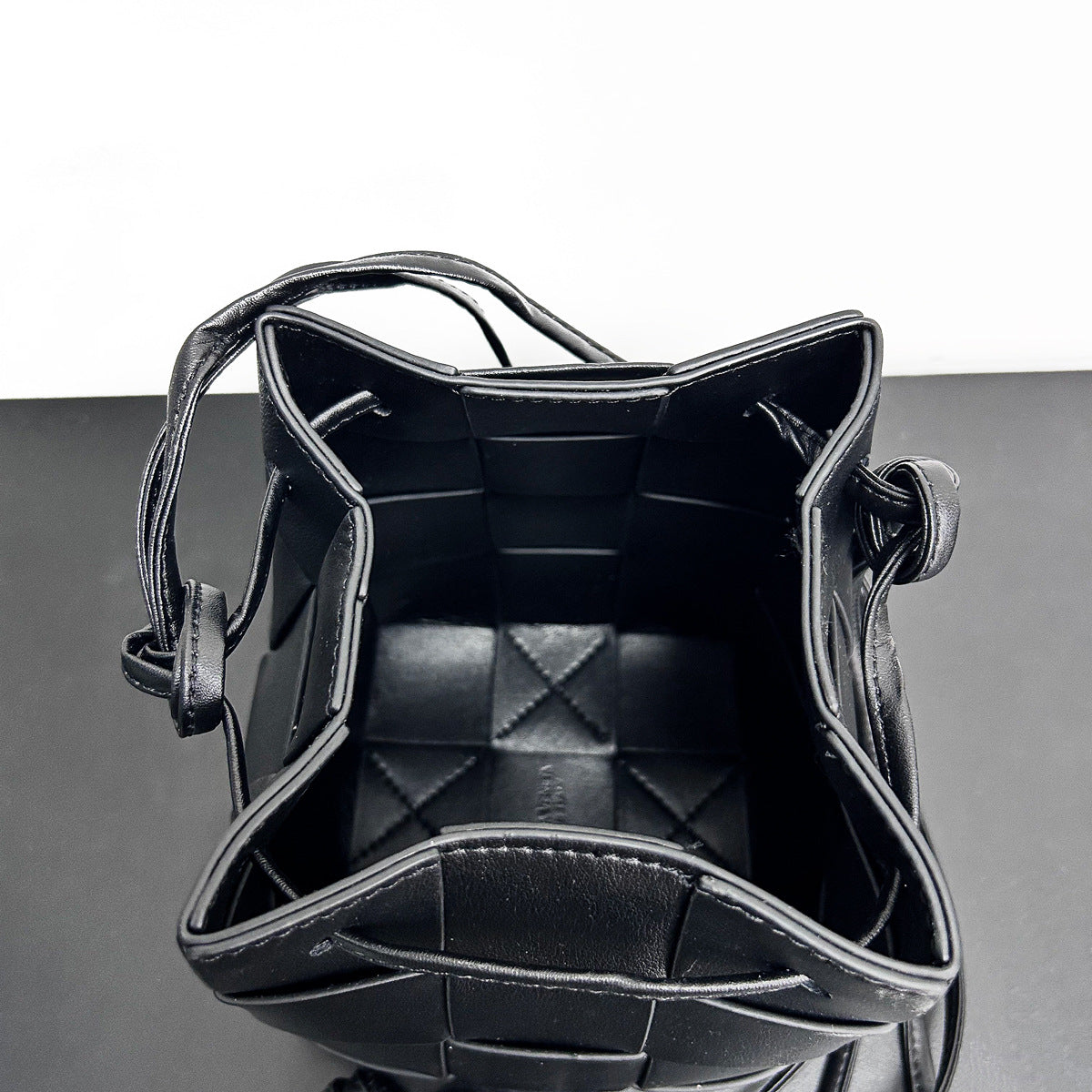 2023手拎休闲单肩包纯色手提包女包抽绳编织菜篮子水桶包轻奢风