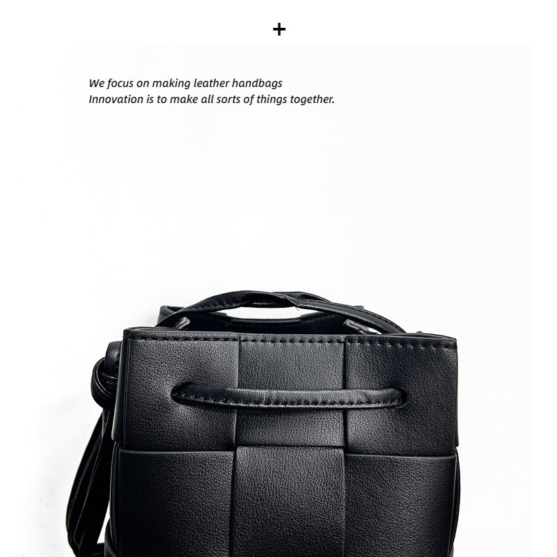 2023手拎休闲单肩包纯色手提包女包抽绳编织菜篮子水桶包轻奢风