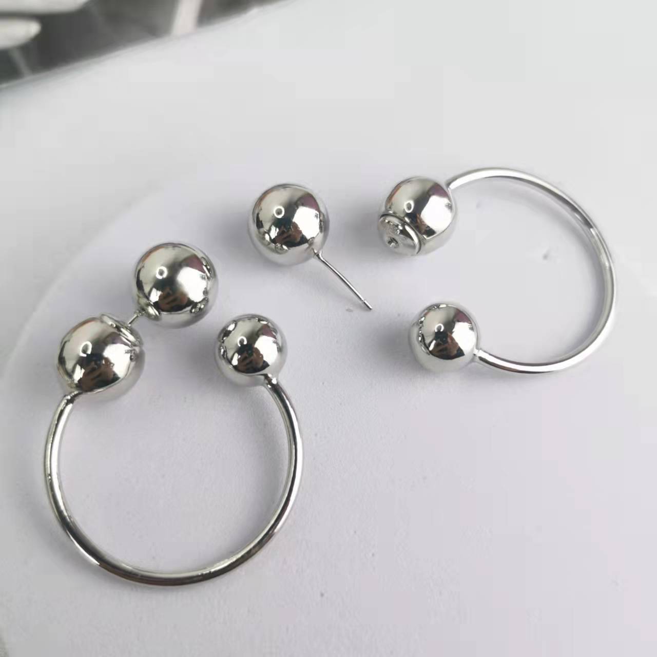 BV家22新款圆珠耳钉女环形气质极简欧美风后挂式光面几何大耳环