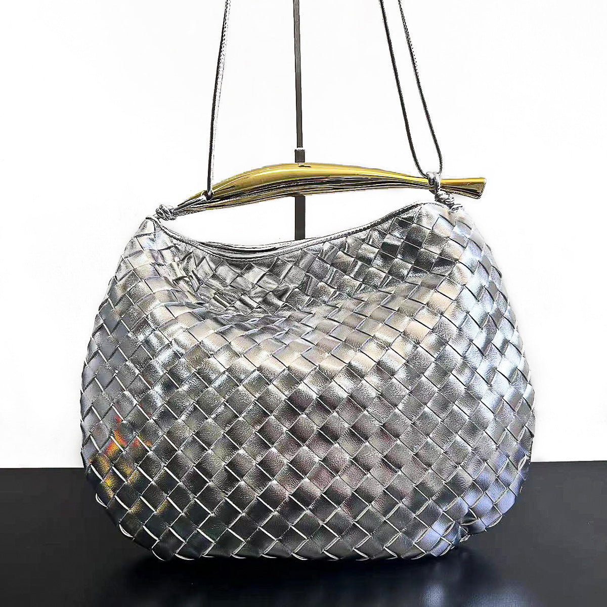 预售新款沙丁鱼编织包真皮时尚休闲高级感鲨鱼金属柄半月手提女包