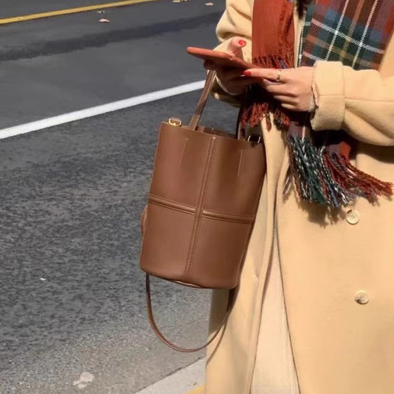 日韩慵懒水桶包女真皮单肩包时尚简约软皮上班通勤大容量斜挎包包