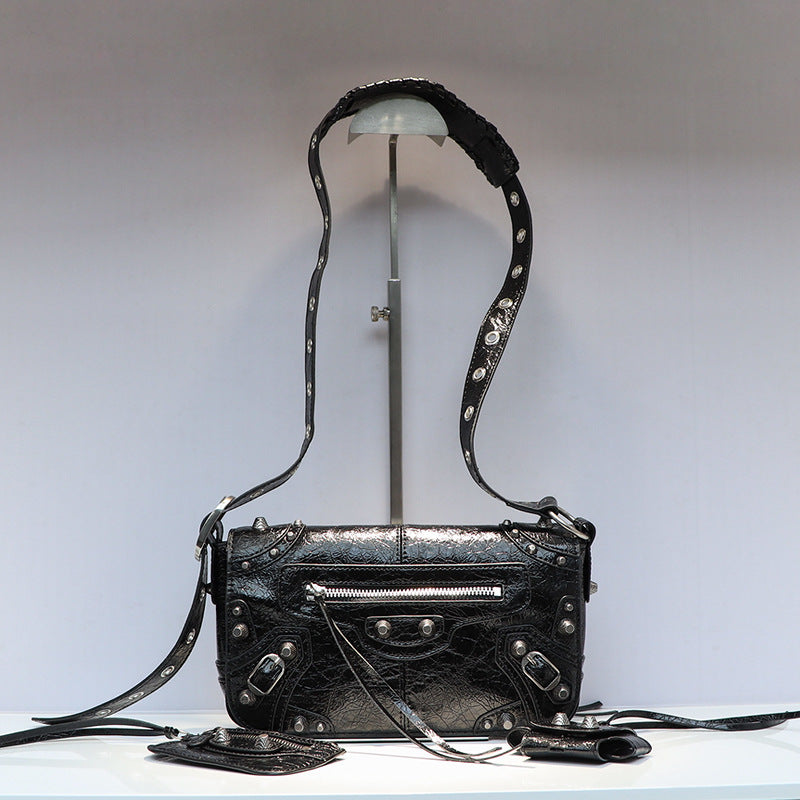 周董同款网红同款时尚暗黑机车铆钉设计方形包单肩斜挎包包中性包