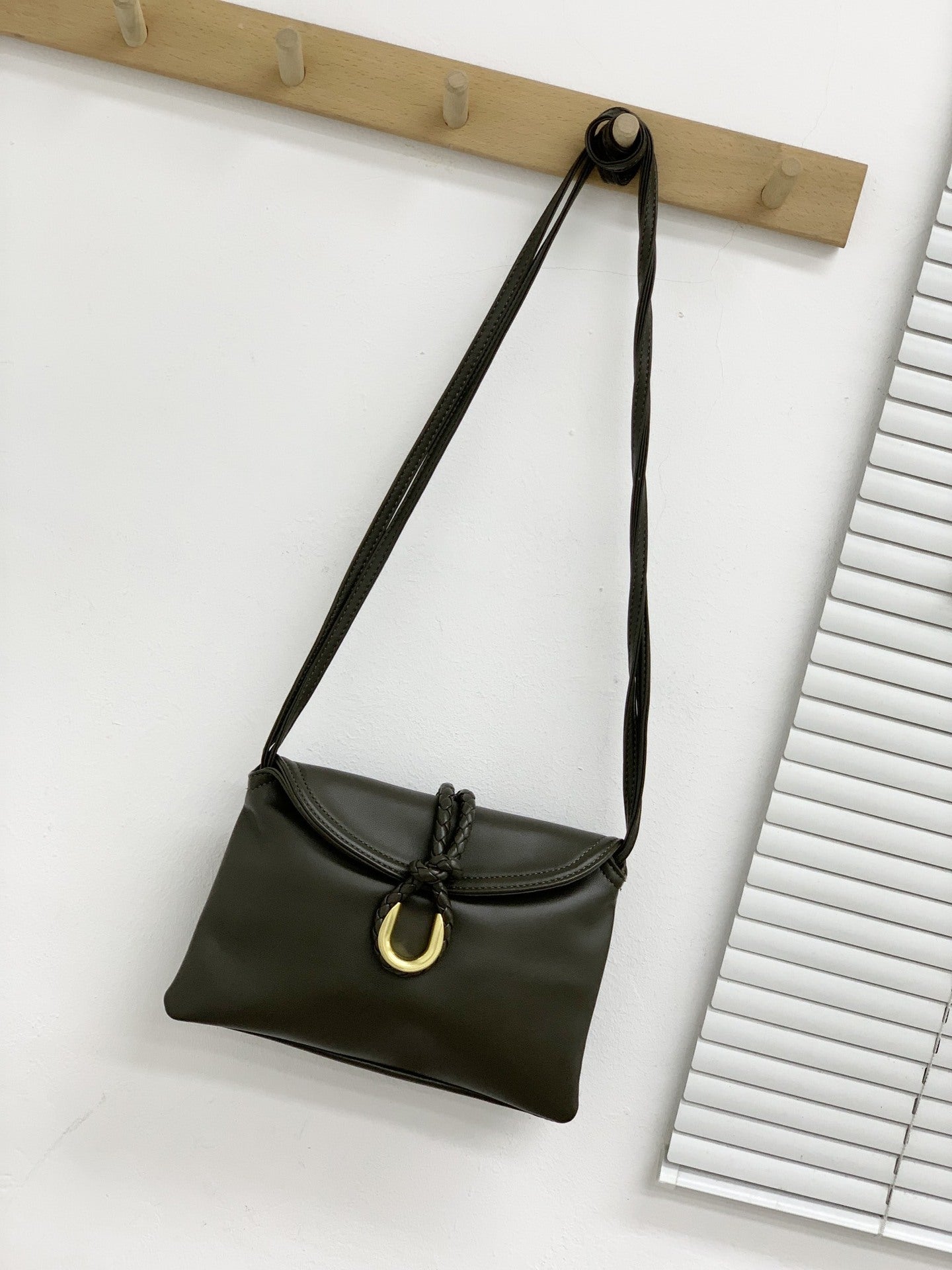 24新款植鞣牛皮编织绳扣女包单肩斜挎包高级质感女手拿腋下包包