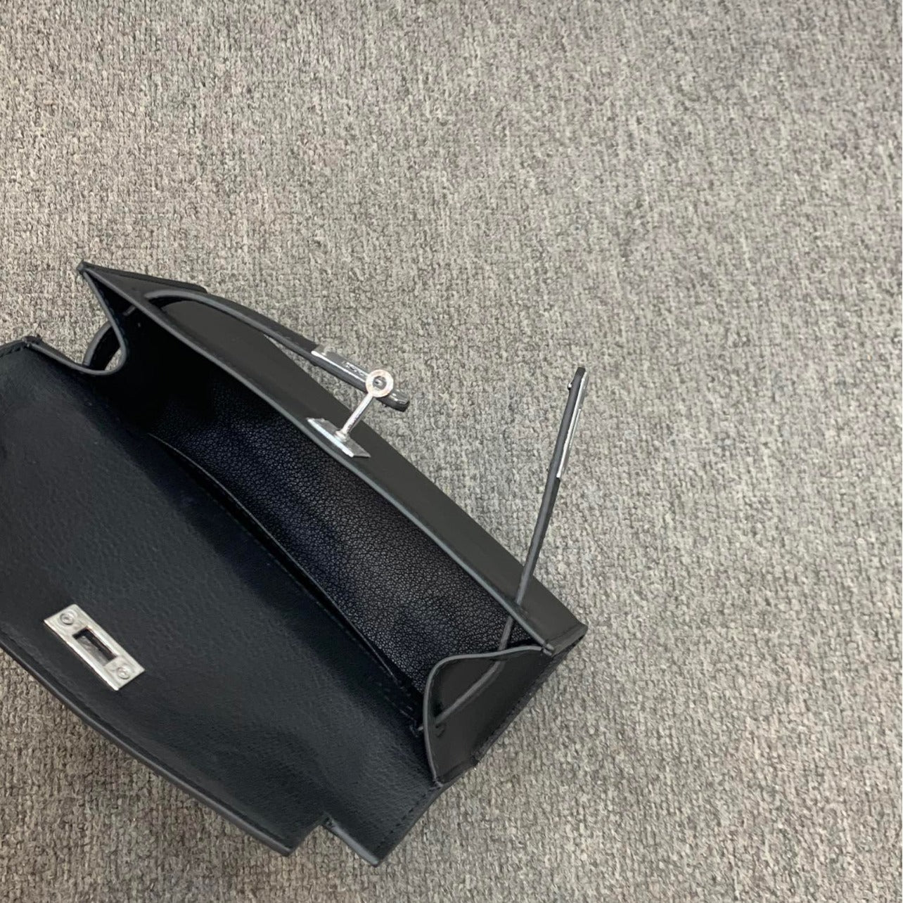 腋下凯莉包手掌纹真皮女包2024新款欧美时尚高级感单肩斜挎法棍包